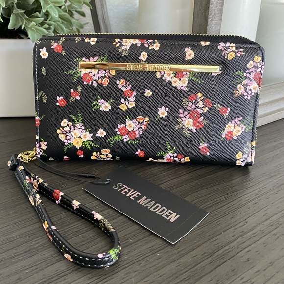 Steve Madden Handbags - Steve Madden Zip Around Wallet